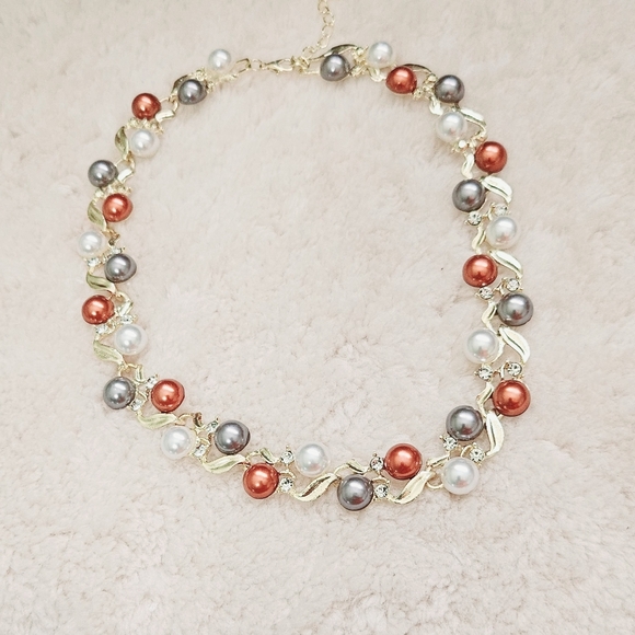 Exquisite necklace Three Tones Pearls and earrings set Over Golden Setting - Picture 8 of 9